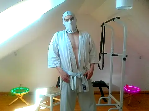 Snapshot of NinjaLaser chatting on April 7, 2026, 11:23 am NinjaLaser online show from April 7, 2026, 11:23 am