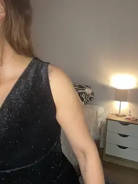 Snapshot of EmelyGigi chatting on April 14, 2026, 5:18 pm EmelyGigi online show from April 14, 2026, 5:18 pm