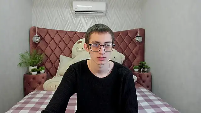 Snapshot of RonBevs chatting on April 22, 2026, 7:42 pm RonBevs online show from April 22, 2026, 7:42 pm