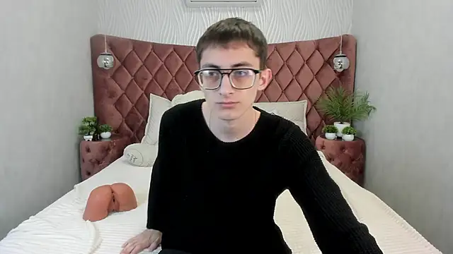 Snapshot of RonBevs chatting on May 23, 2026, 7:46 pm RonBevs online show from May 23, 2026, 7:46 pm