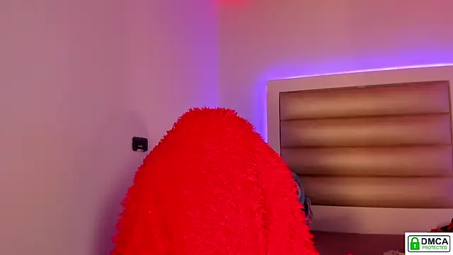 Layra vega  online show from April 6, 2026, 8:10 pm