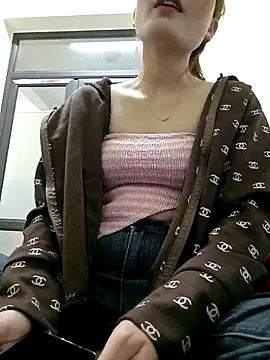 Snapshot of candy_flo chatting on April 3, 2026, 12:55 pm candy flo online show from April 3, 2026, 12:55 pm