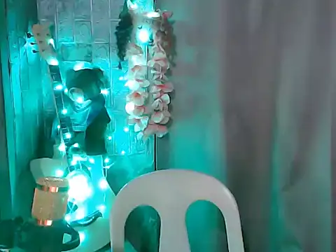 Snapshot of small_13 chatting on April 3, 2026, 3:18 pm small 13 online show from April 3, 2026, 3:18 pm