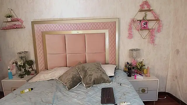 Snapshot of Alma_Monclair_ chatting on March 28, 2026, 8:32 pm Alma Monclair online show from March 28, 2026, 8:32 pm