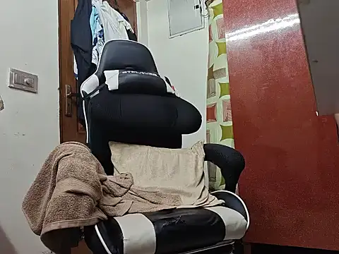 Snapshot of Lovers_Sweat5 chatting on March 27, 2026, 6:42 pm Lovers Sweat5 online show from March 27, 2026, 6:42 pm