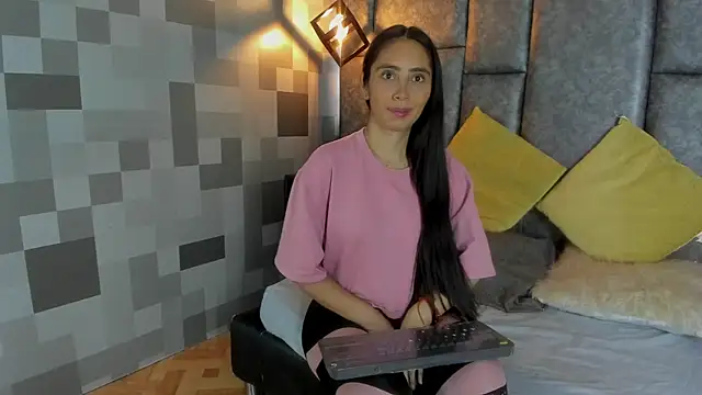 Escarleth Fox online show from April 15, 2026, 12:32 pm