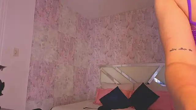 Snapshot of april_summer_ chatting on April 2, 2026, 8:37 pm april summer online show from April 2, 2026, 8:37 pm