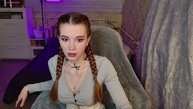 Lunavira online show from March 27, 2026, 6:53 pm