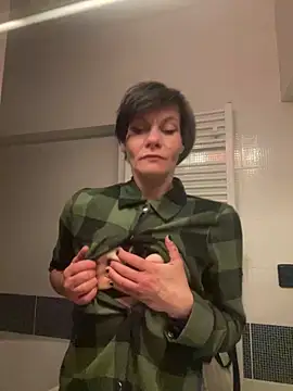 DtPORNBITCH online show from April 13, 2026, 12:25 am