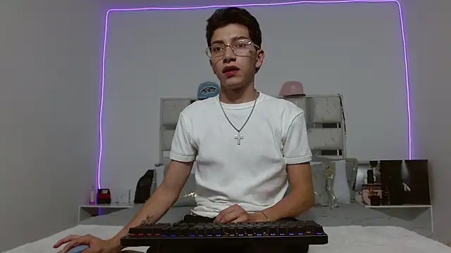 Snapshot of tiam_muller_fenix chatting on April 16, 2026, 12:55 am tiam muller fenix online show from April 16, 2026, 12:55 am