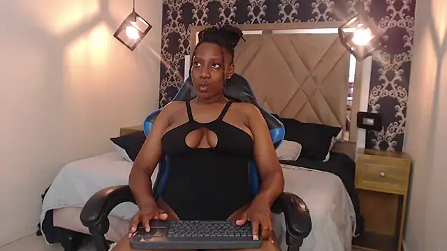 AliceFlyn online show from April 15, 2026, 7:58 pm