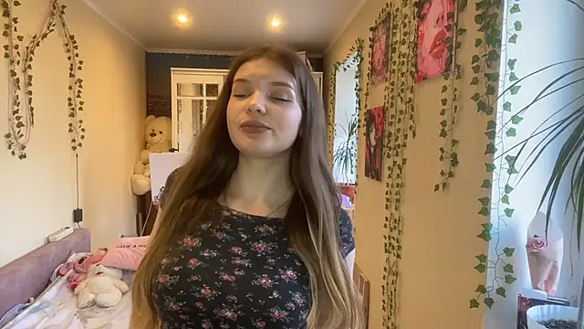 Lily  Moon  online show from March 22, 2026, 11:56 am