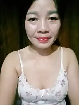 Yiyi102300 online show from May 25, 2026, 1:32 pm