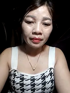 Yiyi102300 online show from April 8, 2026, 1:34 pm