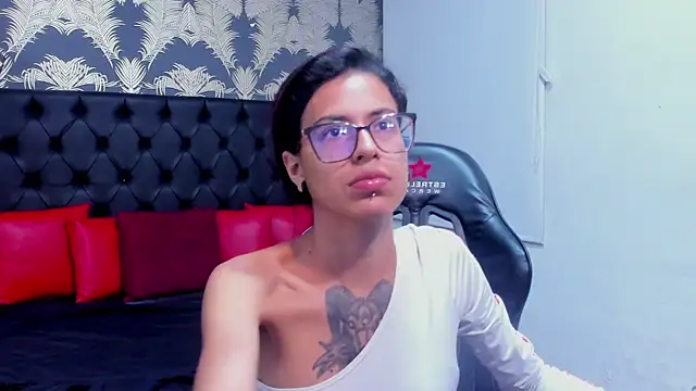 Snapshot of Emily_Lopera chatting on May 1, 2026, 3:17 pm Emily Lopera online show from May 1, 2026, 3:17 pm