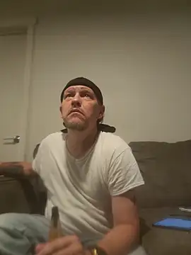 Snapshot of yourMasterisBored chatting on April 5, 2026, 1:29 pm yourMasterisBored online show from April 5, 2026, 1:29 pm