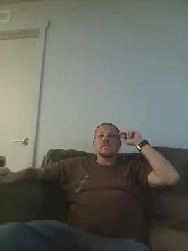 Snapshot of yourMasterisBored chatting on April 1, 2026, 1:52 pm yourMasterisBored online show from April 1, 2026, 1:52 pm