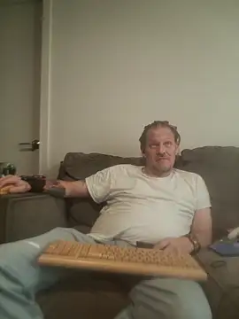 Snapshot of yourMasterisBored chatting on March 27, 2026, 2:18 pm yourMasterisBored online show from March 27, 2026, 2:18 pm