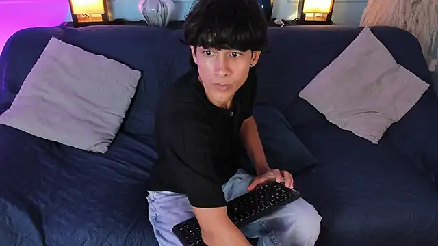 Snapshot of Cheys_Mast chatting on March 17, 2026, 6:33 pm Cheys Mast online show from March 17, 2026, 6:33 pm