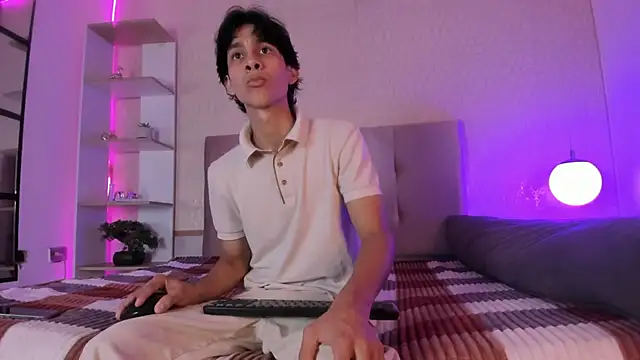 Snapshot of Cheys_Mast chatting on April 2, 2026, 3:19 pm Cheys Mast online show from April 2, 2026, 3:19 pm