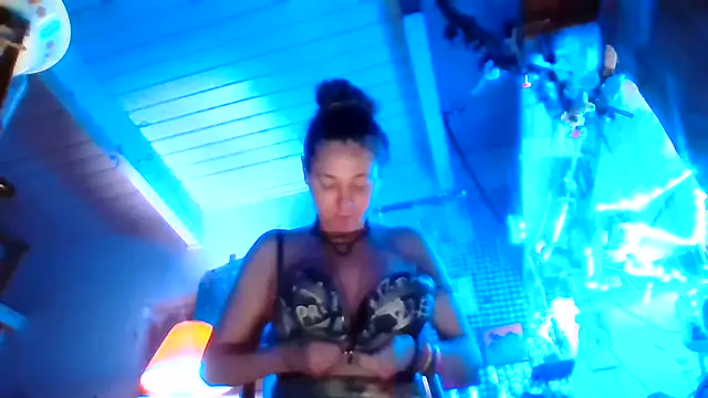 Snapshot of Ambionce chatting on April 8, 2026, 6:04 am Ambionce online show from April 8, 2026, 6:04 am