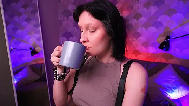 Velvet Lily online show from April 14, 2026, 8:47 pm