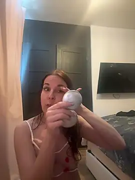 petitehotwife4u online show from April 13, 2026, 12:09 pm