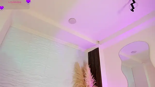 AlondraSoomer online show from April 13, 2026, 4:27 am