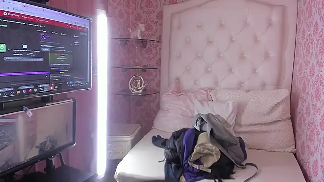 Snapshot of Mini_Rouse chatting on March 29, 2026, 12:12 am Mini Rouse online show from March 29, 2026, 12:12 am