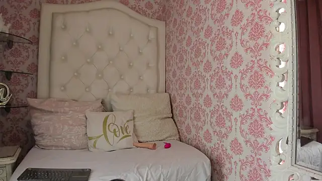 Snapshot of Mini_Rouse chatting on April 10, 2026, 12:12 pm Mini Rouse online show from April 10, 2026, 12:12 pm