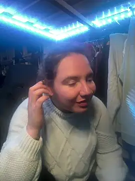 curvyneon online show from April 12, 2026, 6:22 pm