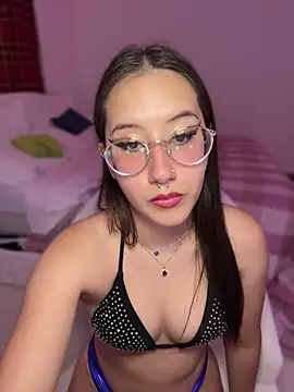 Snapshot of evelynnMiss chatting on July 1, 2026, 1:22 pm evelynnMiss online show from July 1, 2026, 1:22 pm