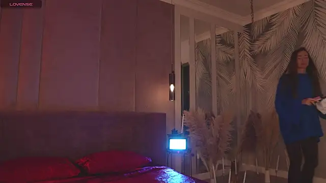 SerenaWest  online show from March 21, 2026, 4:44 pm