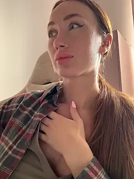 SerenaWest  online show from April 13, 2026, 5:33 am