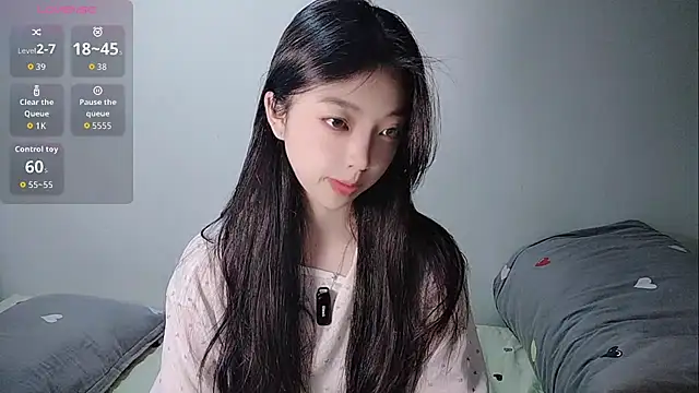 oblakitty  online show from April 13, 2026, 11:53 pm