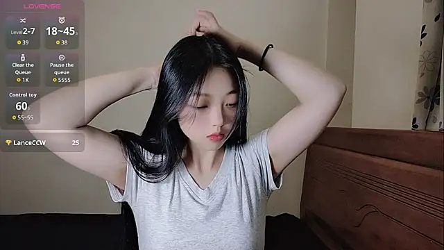 oblakitty  online show from April 5, 2026, 1:01 am