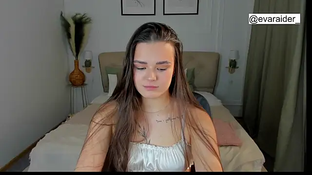 Snapshot of EvaRaider chatting on April 1, 2026, 1:23 pm EvaRaider online show from April 1, 2026, 1:23 pm