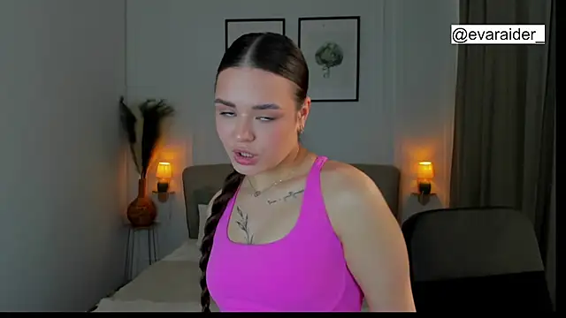 Snapshot of EvaRaider chatting on March 31, 2026, 1:35 pm EvaRaider online show from March 31, 2026, 1:35 pm