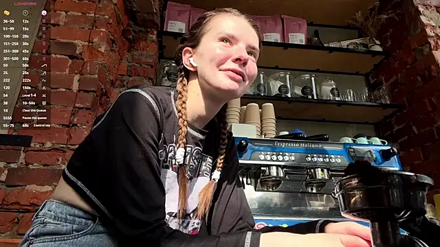 AnnWaddie online show from April 18, 2026, 7:22 am