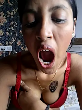 Pari lovers online show from April 12, 2026, 8:45 pm