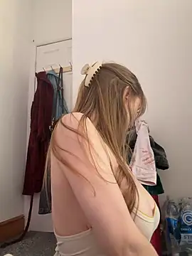 bimboiiii online show from April 18, 2026, 6:43 pm