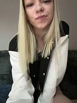 Snapshot of Lil-Luna chatting on April 7, 2026, 8:10 pm Lil-Luna online show from April 7, 2026, 8:10 pm