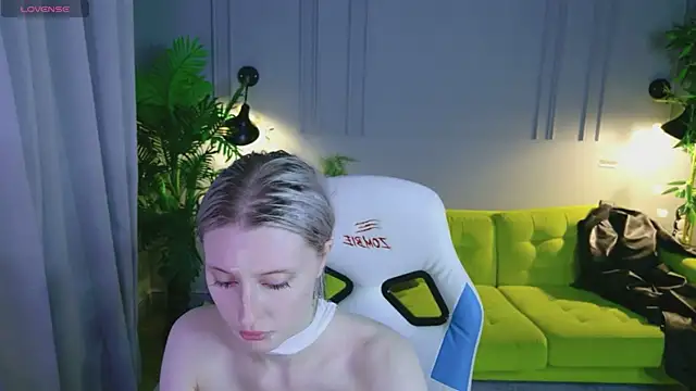 Snapshot of oh__lily chatting on July 15, 2026, 1:29 pm oh lily online show from July 15, 2026, 1:29 pm