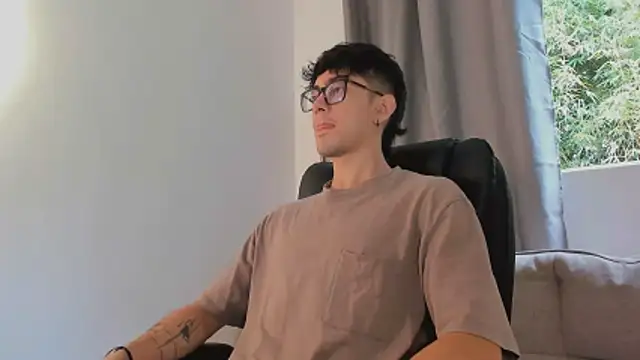 Snapshot of etham_wolf1 chatting on April 13, 2026, 5:39 pm etham wolf1 online show from April 13, 2026, 5:39 pm