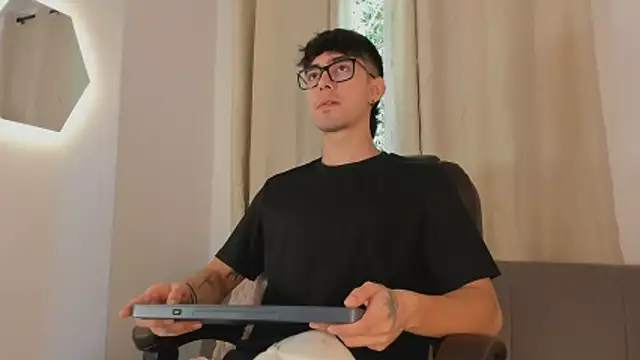 Snapshot of etham_wolf1 chatting on April 10, 2026, 2:35 pm etham wolf1 online show from April 10, 2026, 2:35 pm