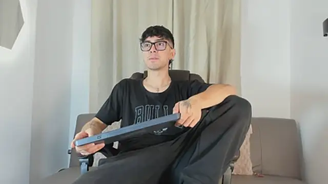 Snapshot of etham_wolf1 chatting on April 7, 2026, 5:37 pm etham wolf1 online show from April 7, 2026, 5:37 pm