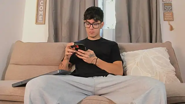 Snapshot of etham_wolf1 chatting on April 4, 2026, 12:45 pm etham wolf1 online show from April 4, 2026, 12:45 pm