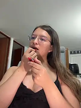 JulianaLaurent online show from April 13, 2026, 3:32 am