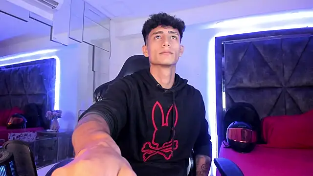 MaxiimoRomano  online show from April 1, 2026, 12:39 pm