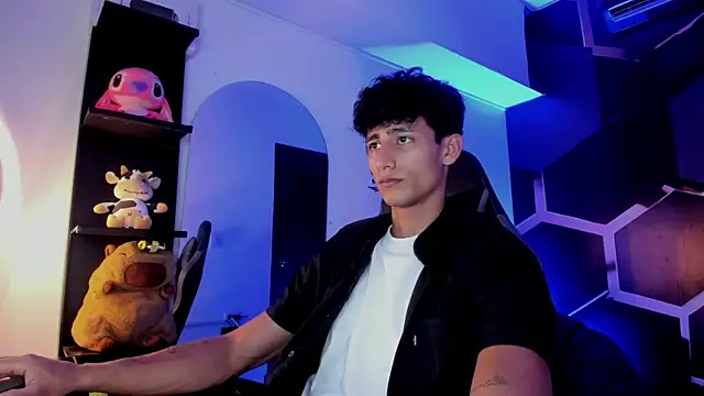 Snapshot of MaxiimoRomano_ chatting on July 15, 2026, 7:10 pm MaxiimoRomano online show from July 15, 2026, 7:10 pm